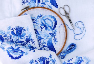 Nakış çember ile kumaş, dikiş iğne ve iplik, üstten görünüm.