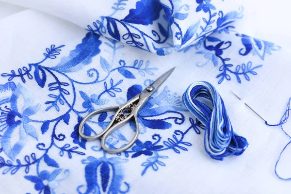 Nakış, makas, dikiş iğnesi ve iplik..