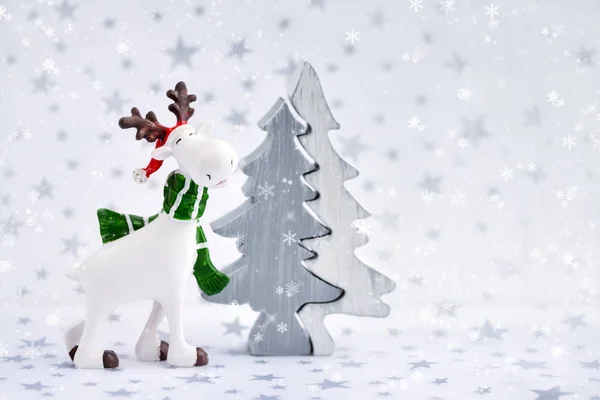 Fond de Noël avec orignal décoratif et arbre de Noël — Photo