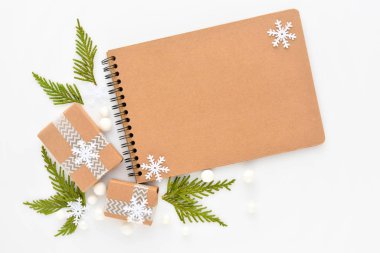Noel kompozisyonu. Hediyeler ve kar taneleriyle dolu defter.
