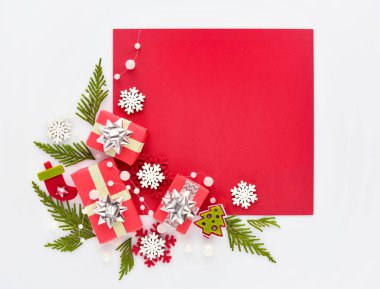 Noel ya da yeni yıl tebrik kartı. Hediyeler ve Noel süslemeleri