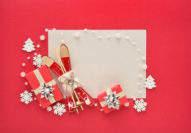Noel ya da yeni yıl tebrik kartı. Noel süslemeleri ve hediyeleri