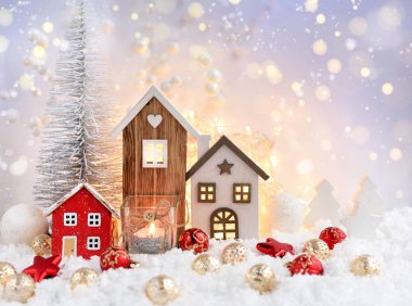 Noel kompozisyonu dekoratif kulübeler, hediyeler ve şenlikli süslemeler. 