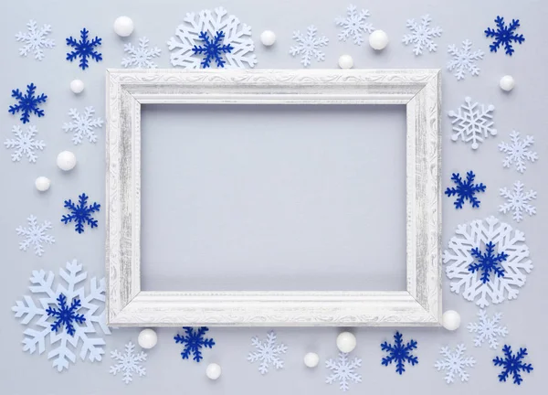 พื้นหลังคริสต์มาส กรอบภาพและเกล็ดหิมะบนพื้นหลังสีขาว — ภาพถ่ายสต็อก
