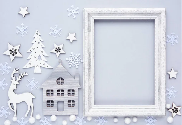 Composizione natalizia. Cornice fotografica, decorazioni natalizie su sfondo grigio — Foto Stock