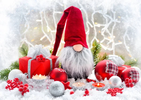 Composizione natalizia con gnomo, candele, regali e decorazioni festive — Foto Stock