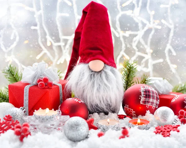 Kerst compositie met de kabouter, kaarsen, geschenken en feestelijke decoraties — Stockfoto