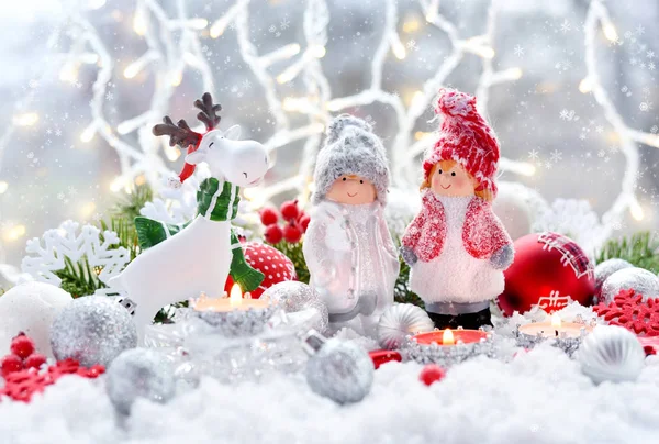 Boże Narodzenie dekoracje mały chłopiec figura i dziewczyna z świąteczne dekoracje — Zdjęcie stockowe