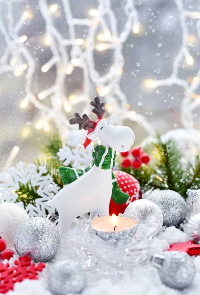 Decorações de Natal pequena figura alce com decorações festivas — Fotografia de Stock