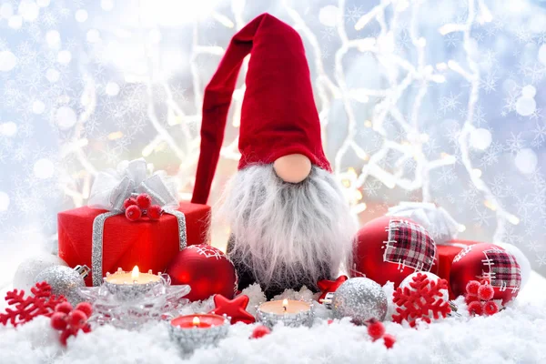 Composición navideña con el gnomo, velas, regalos y decoraciones festivas —  Fotos de Stock