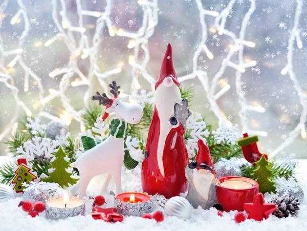 Рождественские украшения милая фигурка лося и гномы с праздничными украшениями — стоковое фото