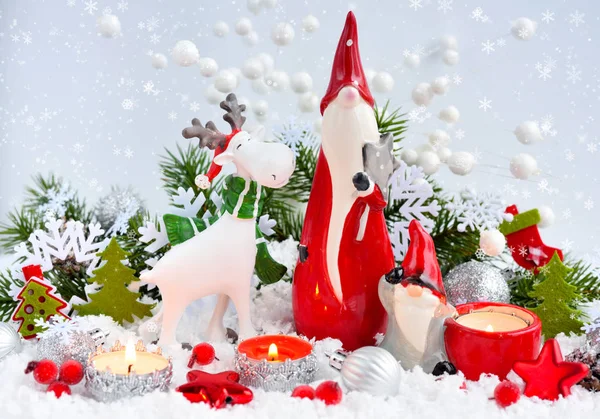 Рождественские украшения милая фигурка лося и гномы с праздничными украшениями — стоковое фото