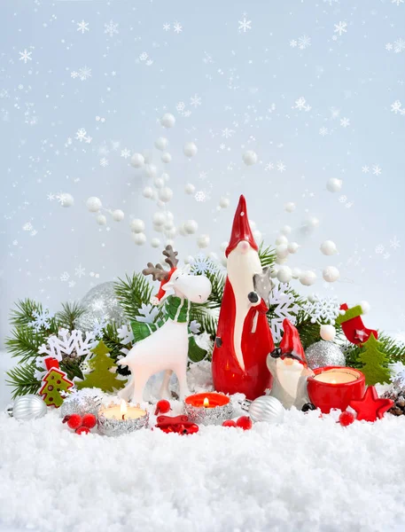 Weihnachtsdekoration niedliche Figur Elch und Gnome mit festlicher Dekoration — Stockfoto