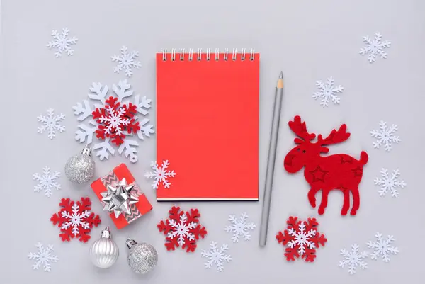 Kerst- of nieuwjaarskaart. Het notitieboekje met het potlood en kerstversieringen — Stockfoto