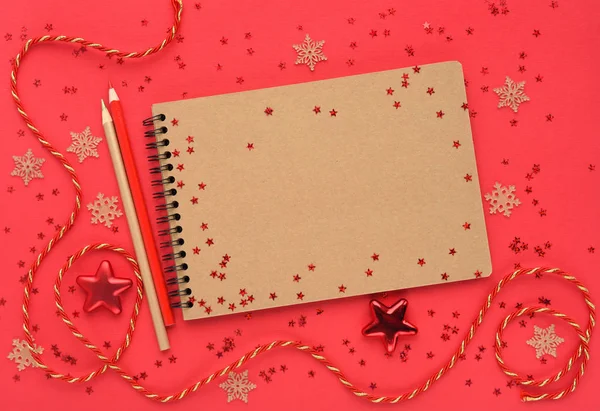 Wizytówka świąteczna lub noworoczna. Zeszyt z ołówkami i świątecznymi dekoracjami — Zdjęcie stockowe