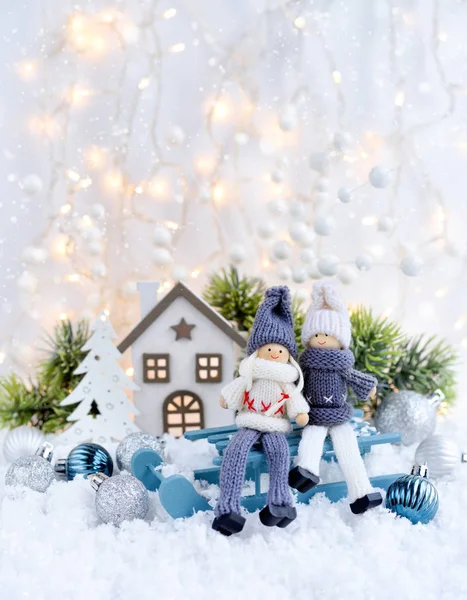 Kerstcompositie met speelgoed poppen en sparren takken en feestelijke decoraties — Stockfoto