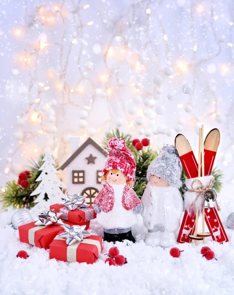 Decorazioni natalizie bambino e ragazza con decorazioni festive — Foto Stock