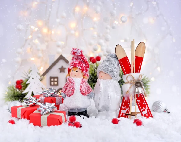 Noel süslemeleri Küçük figür oğlan ve kız şenlikli süslemelerle — Stok fotoğraf