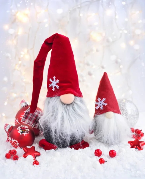 Χριστουγεννιάτικα στολίδια χαριτωμένο σχήμα gnomes με εορταστικές διακοσμήσεις — Φωτογραφία Αρχείου