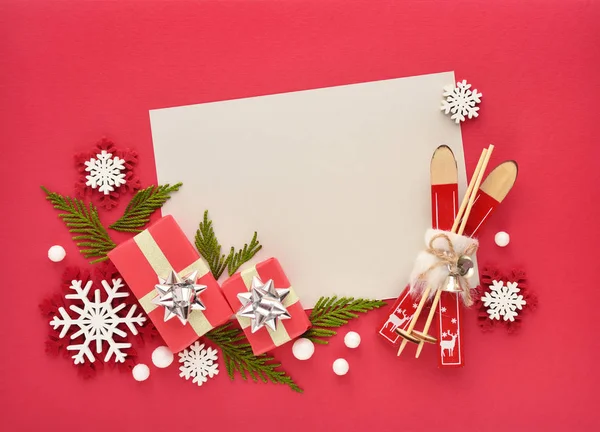 Χριστούγεννα ή Πρωτοχρονιά ευχετήρια κάρτα. Χριστουγεννιάτικα στολίδια και δώρα — Φωτογραφία Αρχείου
