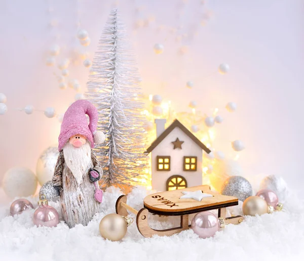 Świąteczna kompozycja. Gnome i sanki z świątecznymi dekoracjami — Zdjęcie stockowe