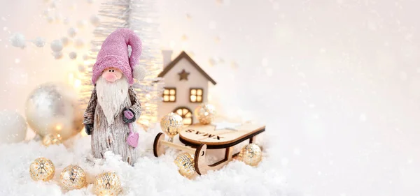 Composição de Natal. O gnomo e trenó com decorações festivas — Fotografia de Stock