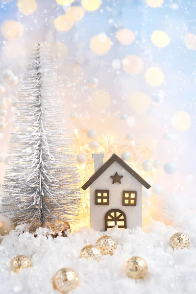 Kerstcompositie met de decoratieve hut en feestelijke decoraties — Stockfoto