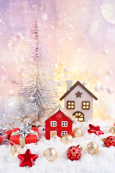 Kerstcompositie met decoratieve hutten, geschenken en feestelijke decoraties — Stockfoto