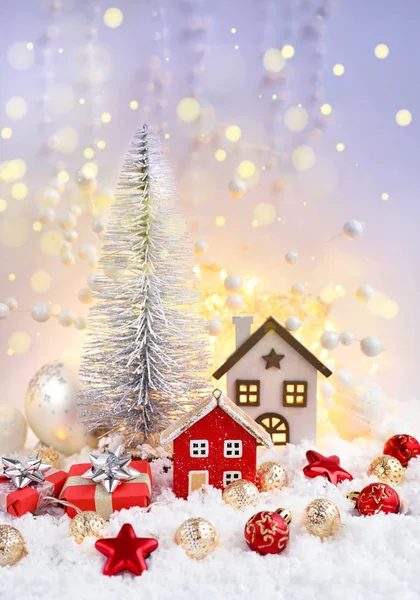 Kompozycja świąteczna z dekoracyjnymi chatami, prezentami i świątecznymi dekoracjami — Zdjęcie stockowe