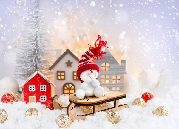Composição de Natal com o boneco de neve em trenó e decorações festivas — Fotografia de Stock