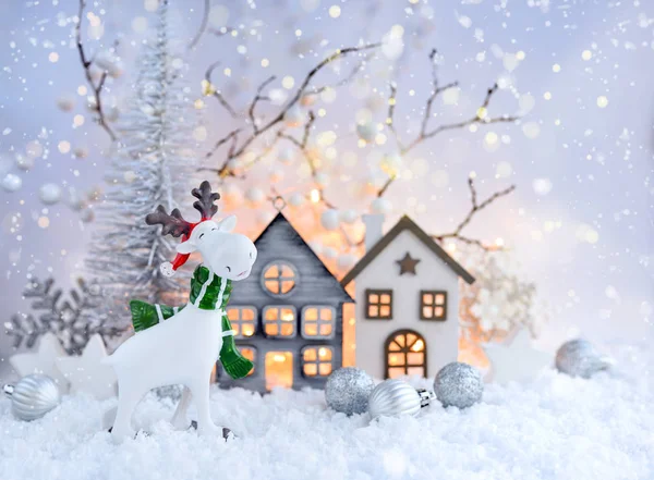 Composición navideña con alces decorativos, cabañas y decoraciones festivas —  Fotos de Stock