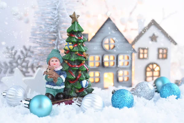 Composizione natalizia con figura decorativa di ragazzo e albero di Natale — Foto Stock