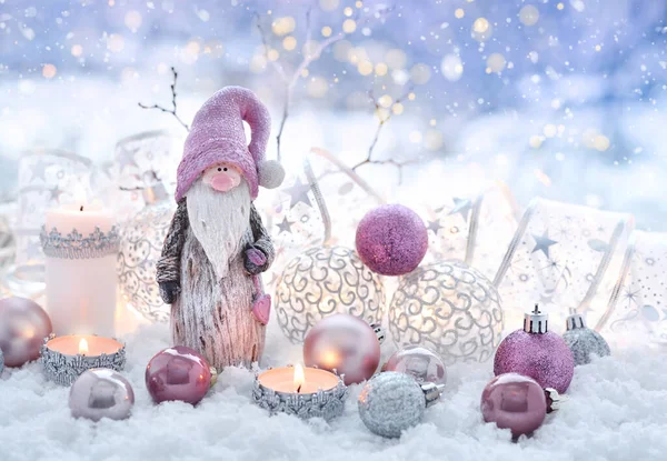 Julsammansättning med tomte, ljus och festlig dekoration — Stockfoto