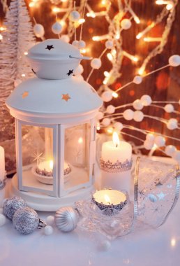 Fenerli, mumlu ve şenlikli Noel kompozisyonu
