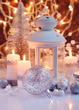 Fenerli, mumlu ve şenlikli Noel kompozisyonu