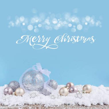 Karda süslü süslemeli Noel kompozisyonu.