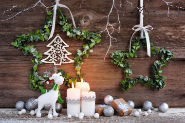 Mumlu Noel kompozisyonu, geyik figürü ve şenlikli süslemeler.