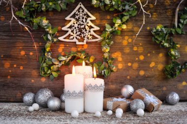 Mum ve şenlikli Noel kompozisyonu 