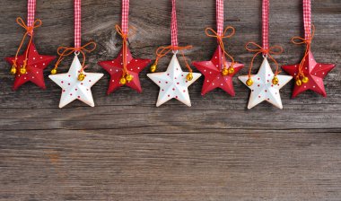 Tahta arka planda Noel yıldızları. 