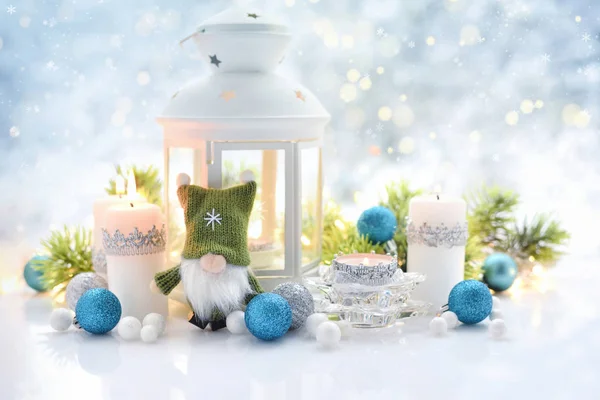 Julsammansättning med lykta, ljus och festliga dekorationer — Stockfoto