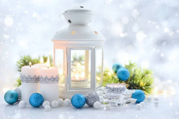 Рождественская композиция с фонариком, свечами и праздничными украшениями — стоковое фото