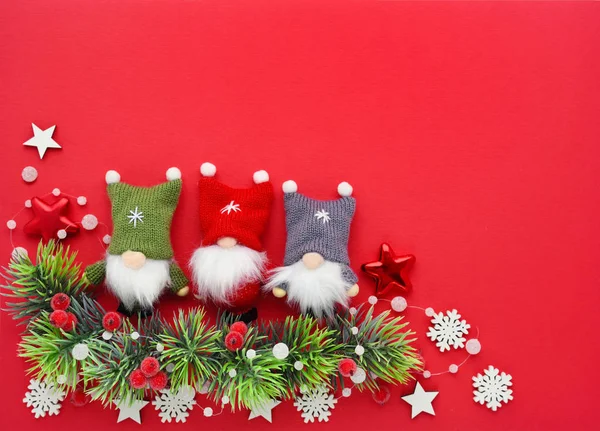 Composizione natalizia. Rami di abete rosso, gnomi e decorazioni natalizie — Foto Stock