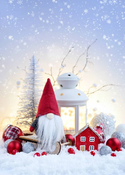 Composición navideña. Gnomo en un trineo, linterna, decoraciones de Navidad —  Fotos de Stock