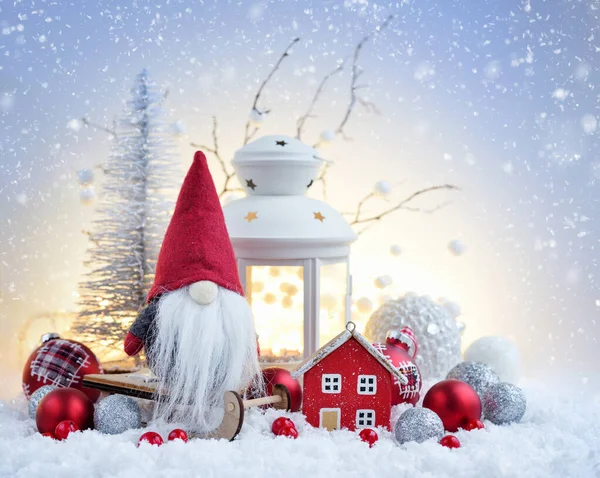 Kerstcompositie. Gnome op een slee, lantaarn, kerstversiering — Stockfoto