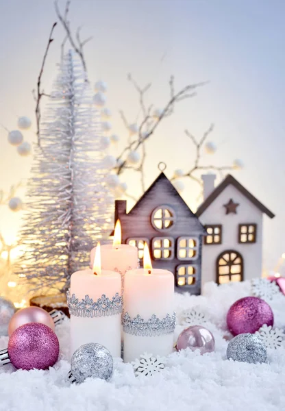 Рождественская композиция со свечами, хижинами и праздничными украшениями — стоковое фото