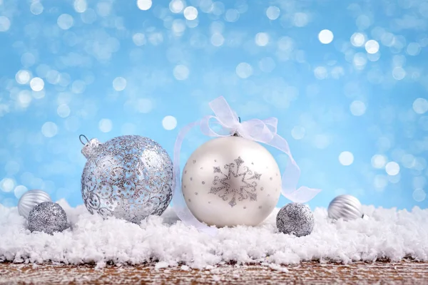Świąteczna kompozycja z świątecznymi kulkami dekoracyjnymi na śniegu. — Zdjęcie stockowe