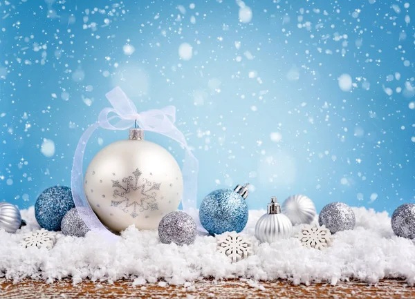 Kerstcompositie met feestelijke decoratieve ballen op de sneeuw. — Stockfoto