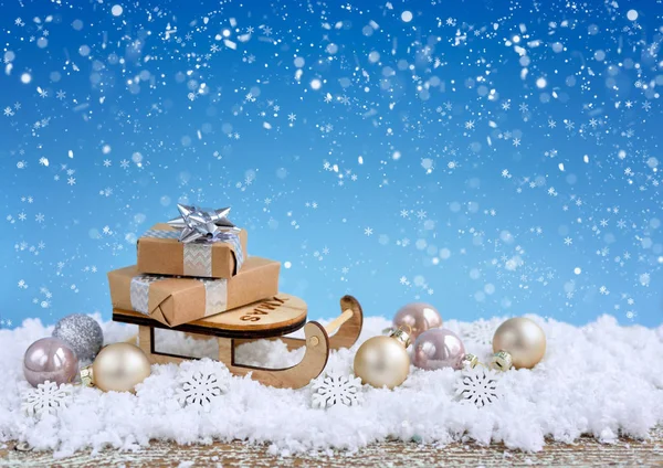 Kerstcompositie met slee, geschenken en feestelijke decoraties — Stockfoto