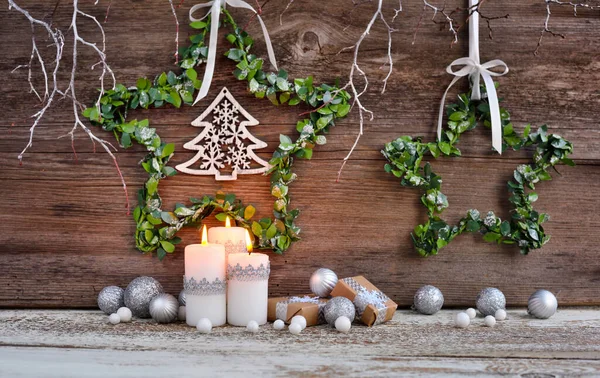 Рождественская композиция со свечами и праздничными украшениями — стоковое фото