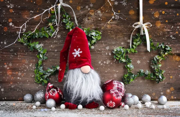 Julsammansättning med tomte och festliga dekorationer — Stockfoto